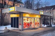 Uuemat tüüpi sissekäidav kiosk Tallinnas Vabaduse platsi ääres, kus varem oli luugikiosk. Foto: R-KIOSK